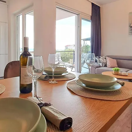 2 Bedroom Lovely In Apartment *